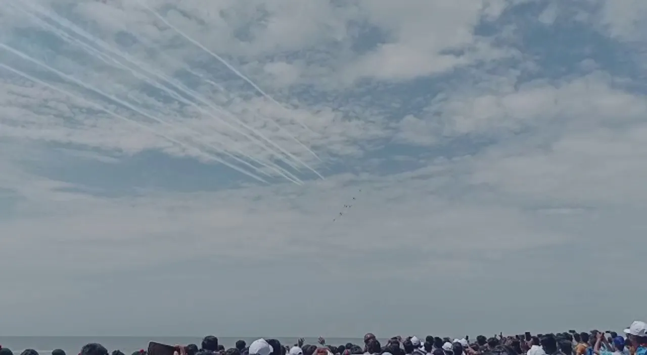  [Watch] Spectacular air show rehearsal by IAF Suryakiran in Odisha's Puri
