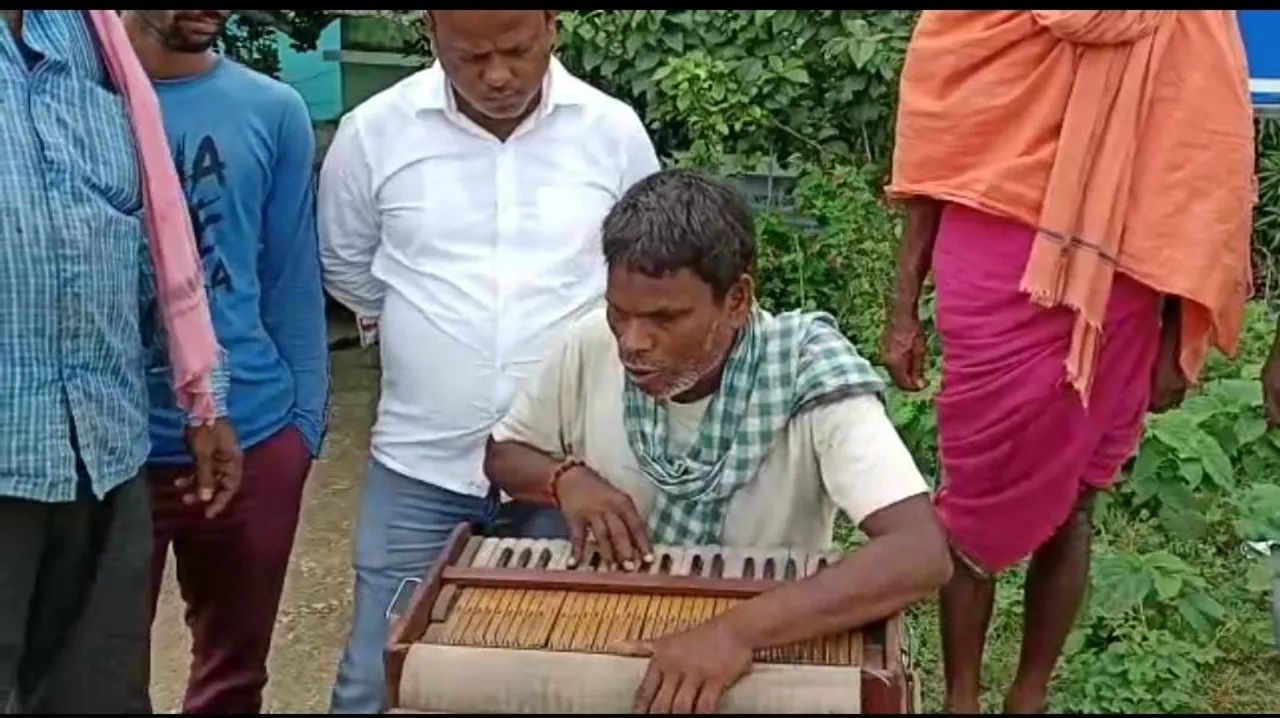  Odisha: Blind man's musical appeal to Collector goes viral