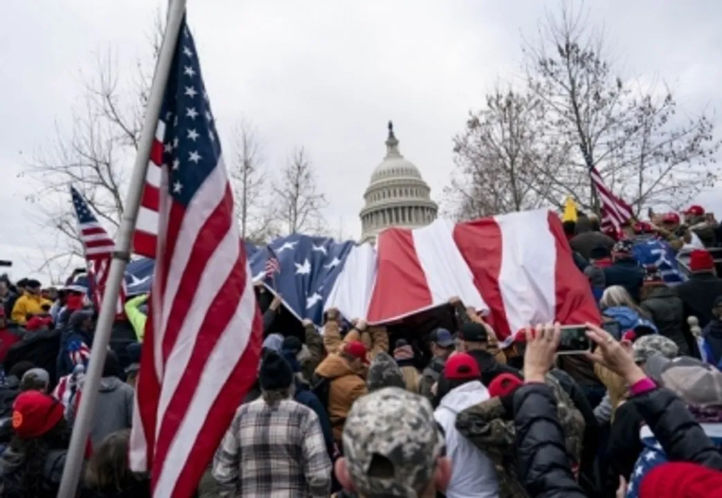 Record 10-yr sentence for ex-cop over US Capitol riots