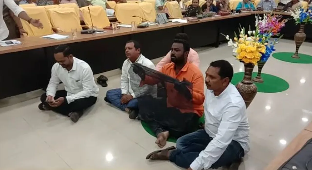  Videos: BJP corporators create ruckus at CMC meeting in Cuttack