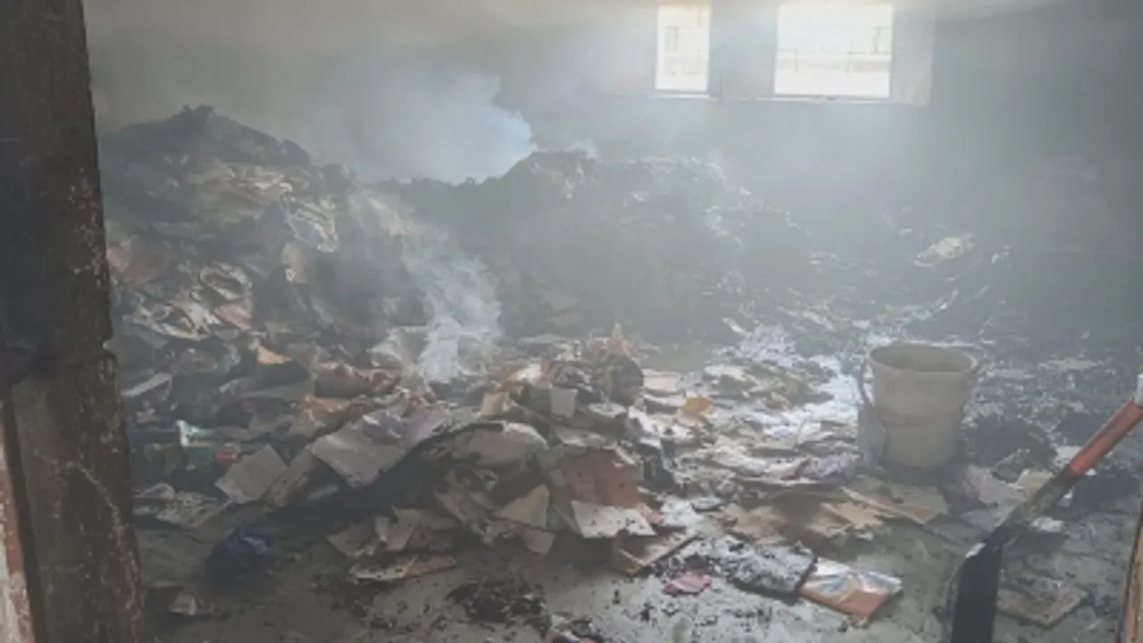  Fire breaks out in cloth shop in Delhi's Chandni Chowk