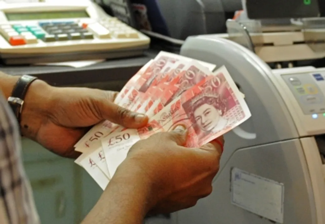  UK pound falls to 37-yr low against US dollar