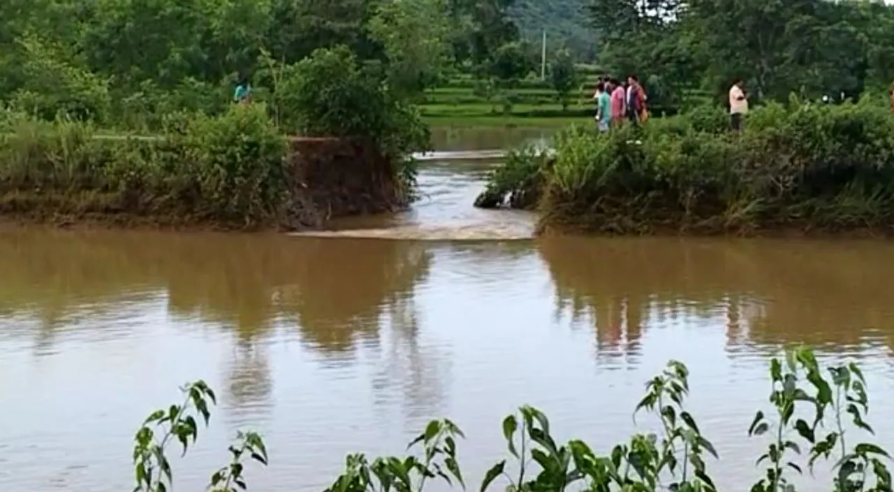  Breach in Indravati canal embankment inundates farmlands, floods villages in Kalahandi