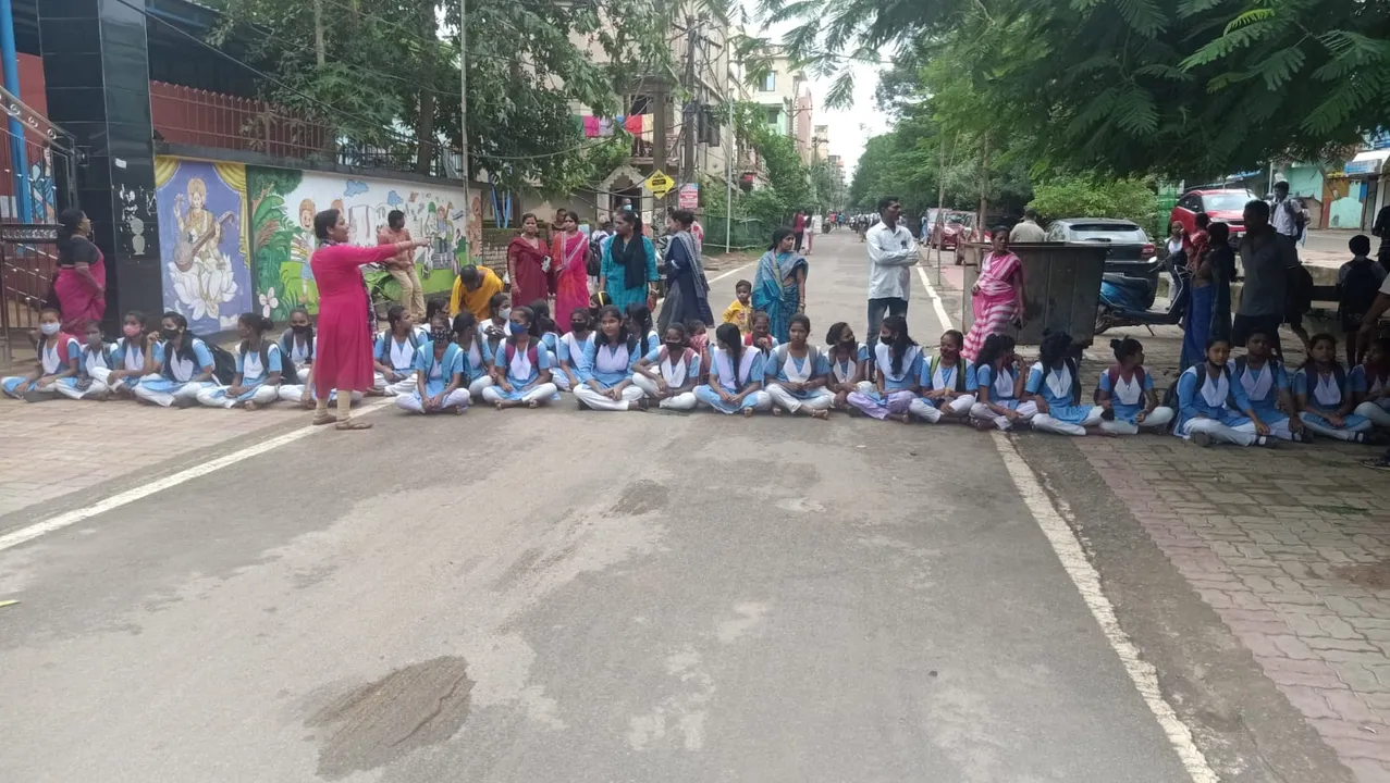  Bhubaneswar: School students stage dharna on road over lack of teachers, classrooms