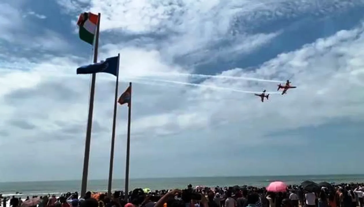  Watch Video: Suryakiran Air Show over Puri beach leaves people awestruck