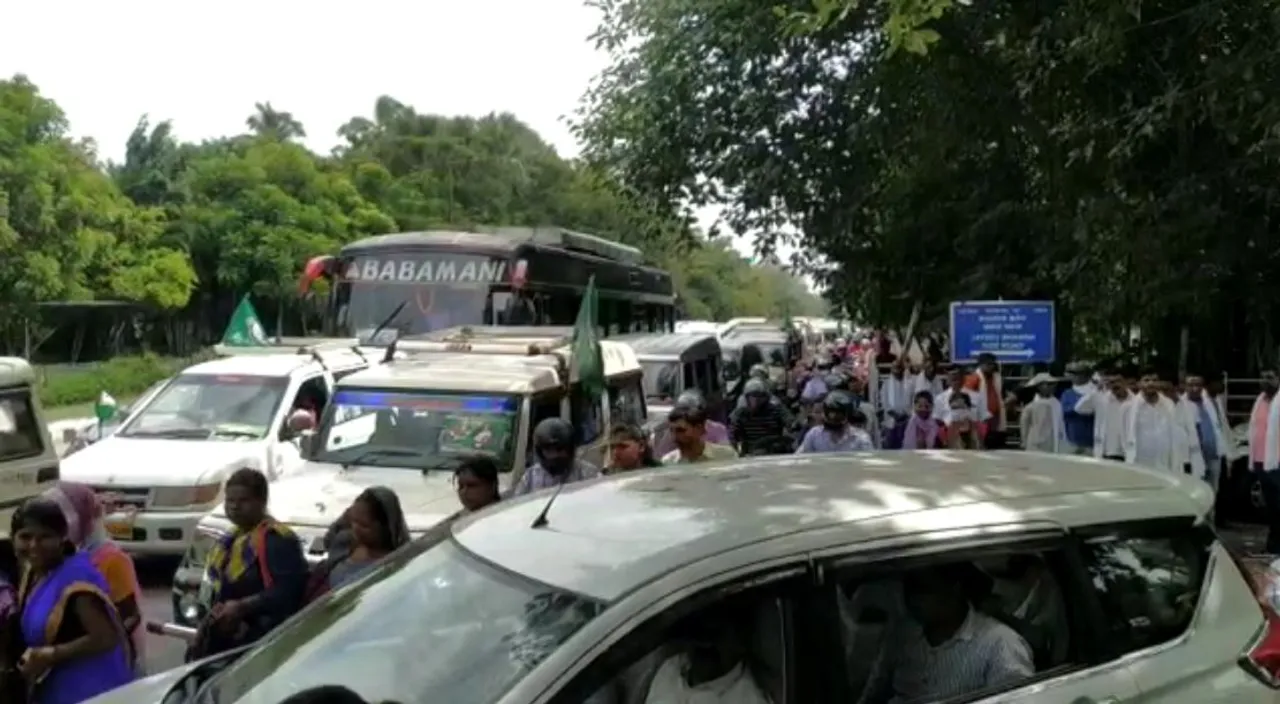  Videos: Traffic jam hits vehicular movement in Bhubaneswar as BJD welcomes Naveen