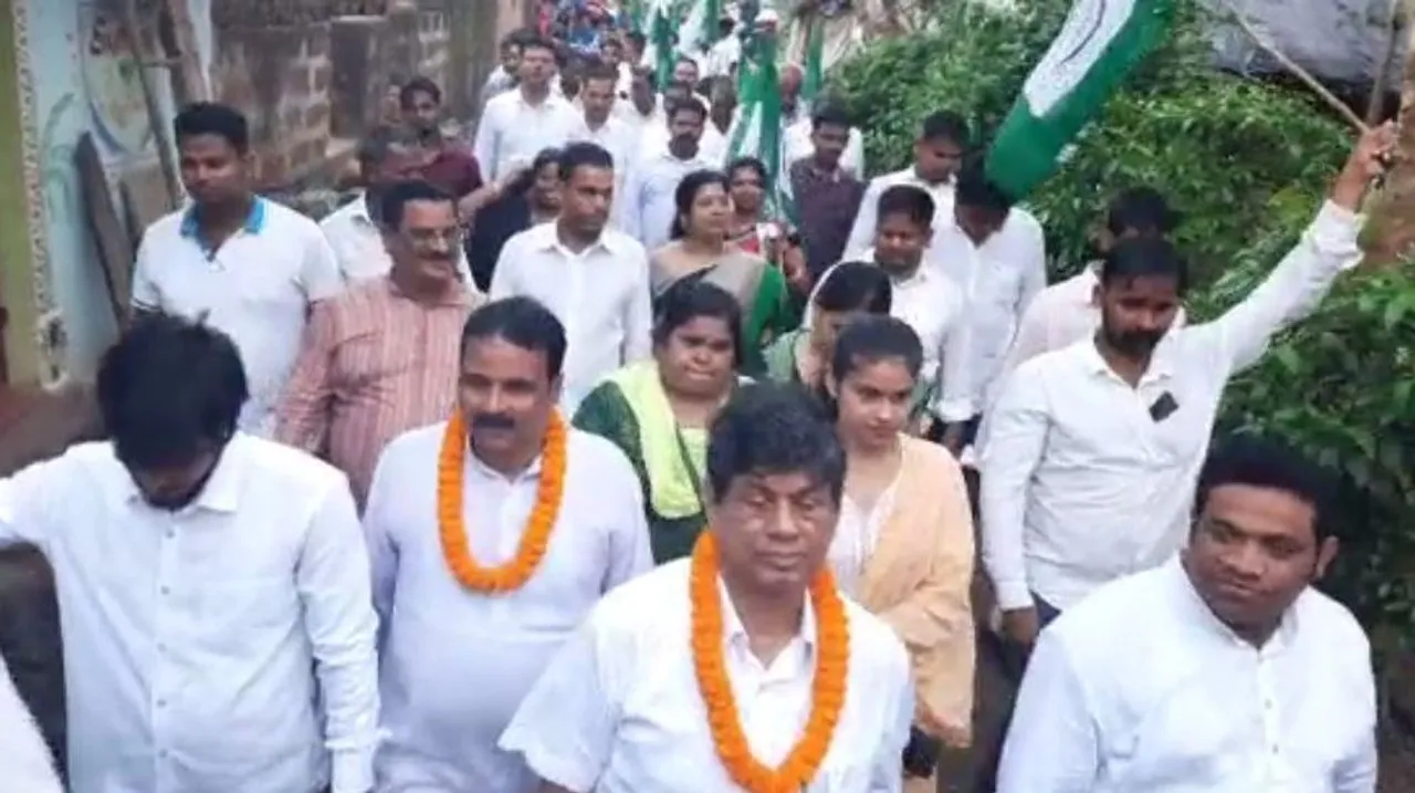  Soumya Ranjan joins BJD Jan Sampark Padayatra in Khandapada