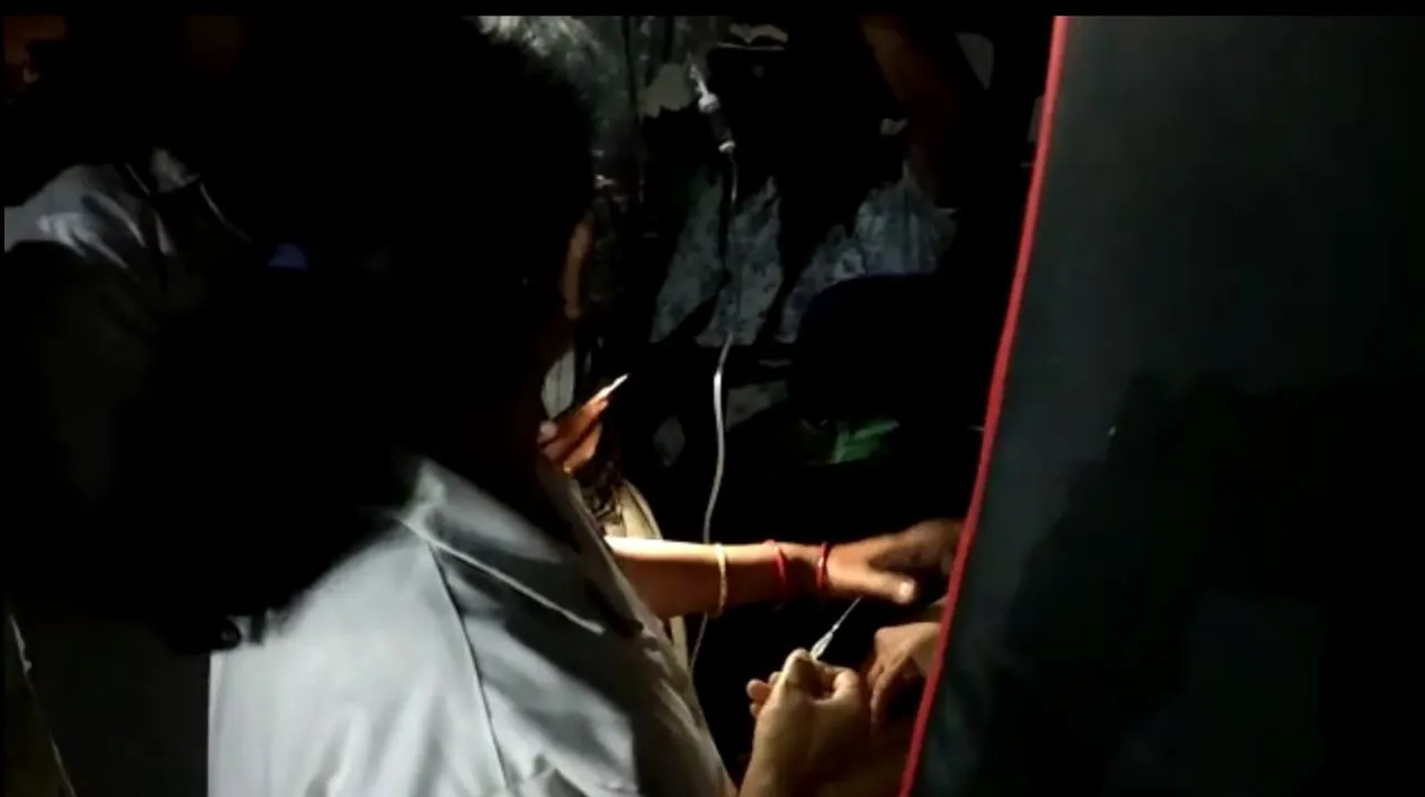  [Watch] Sans bed, patient treated inside auto-rickshaw at Niali Hospital under mobile phone light