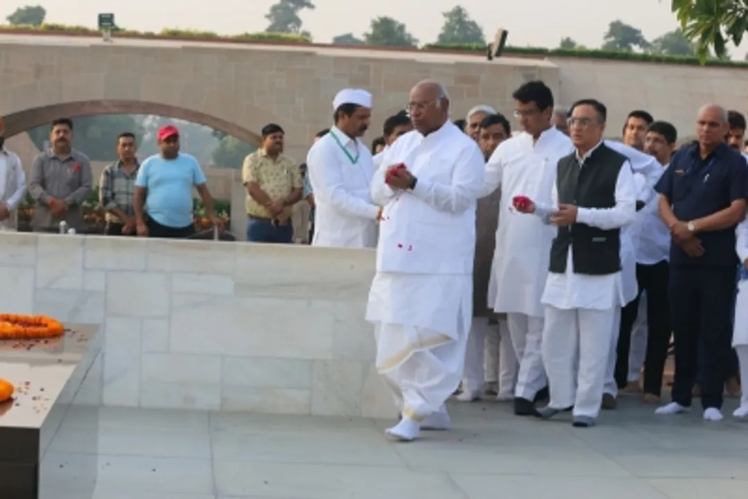  Kharge to take charge as Cong chief, pays tributes to Mahatma Gandhi