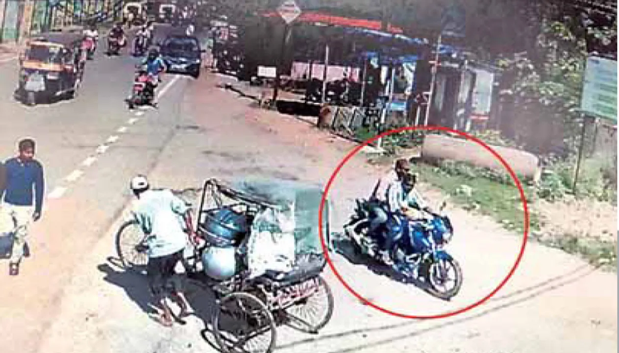  Caught on camera: Trader robbed off Rs 11 lakh in front of DHH in Odisha's Sambalpur