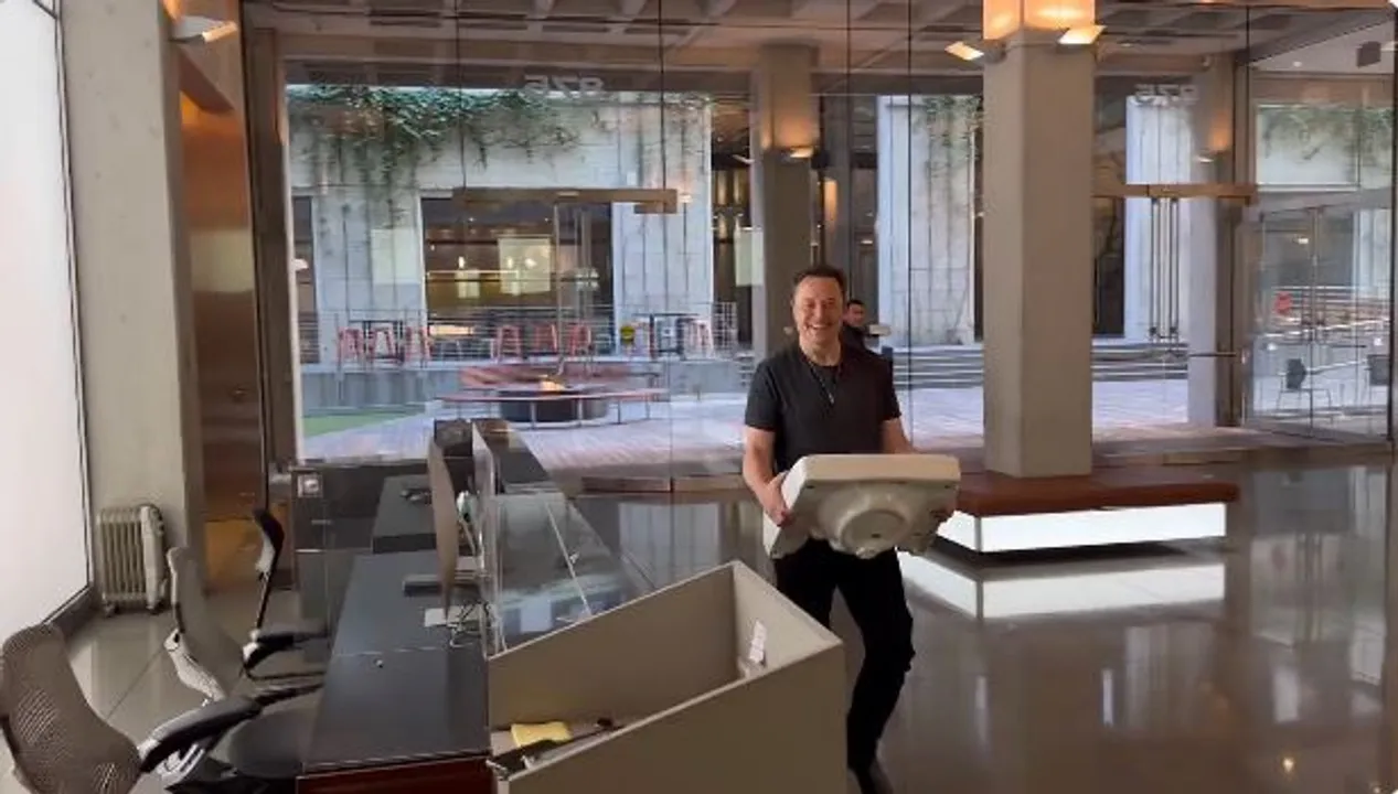  [Watch] Elon Musk visits Twitter headquarters with a sink in hand