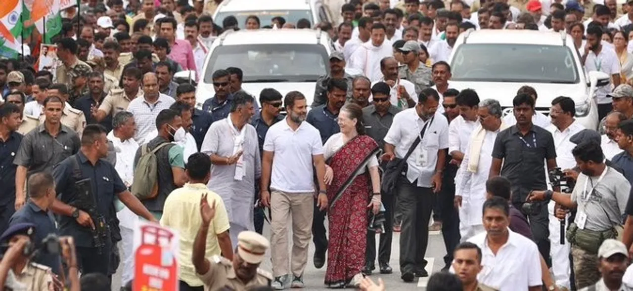  Sonia Gandhi joins Bharat Jodo Yatra in Karnataka