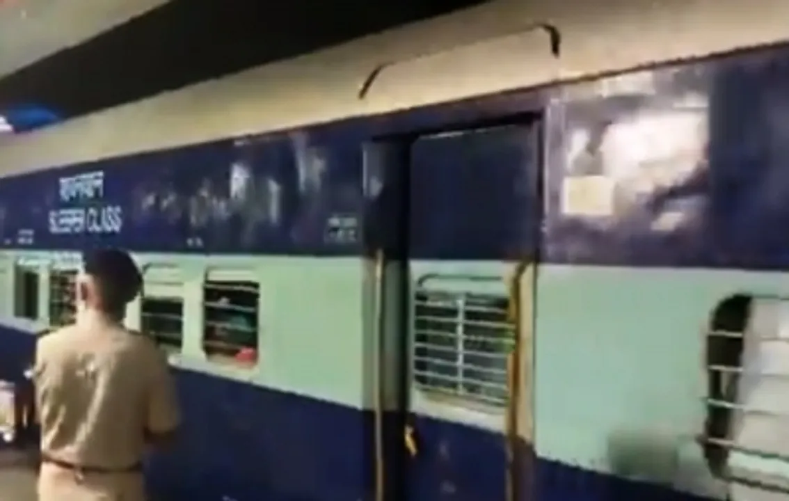  UP: 3-year-old girl falls off train, father jumps out to save her; both die