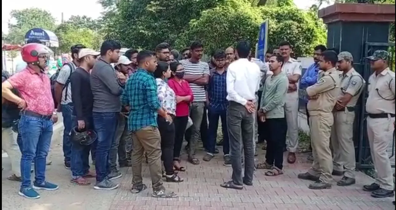  Odisha: Aspirants allege irregularities in ASO exam, stage dharna in front of OPSC office