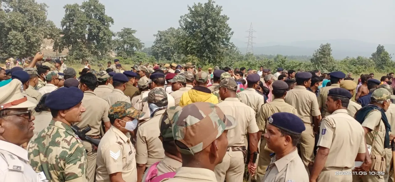  Tension at Jamkhani mines as displaced people clash with with police in Odisha's Sundargarh