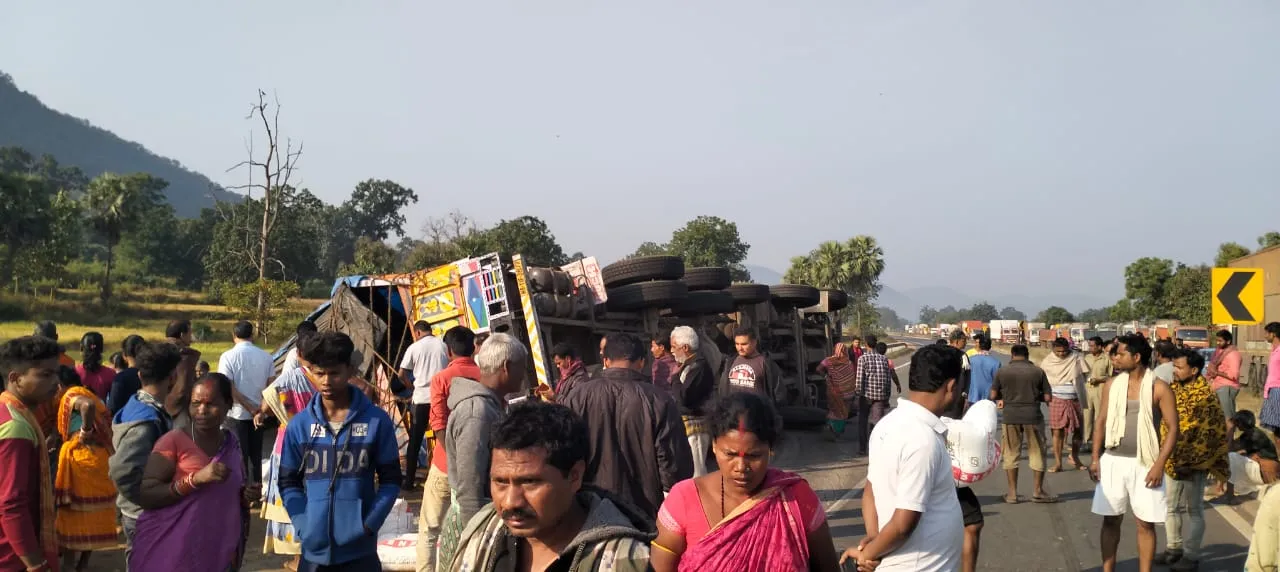  Couple dies after being hit by truck on NH, locals block Deogarh-Sambalpur road in Odisha