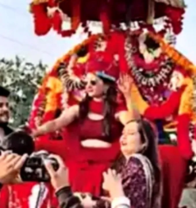 Breaking traditions, bride rides horse to her groom's house