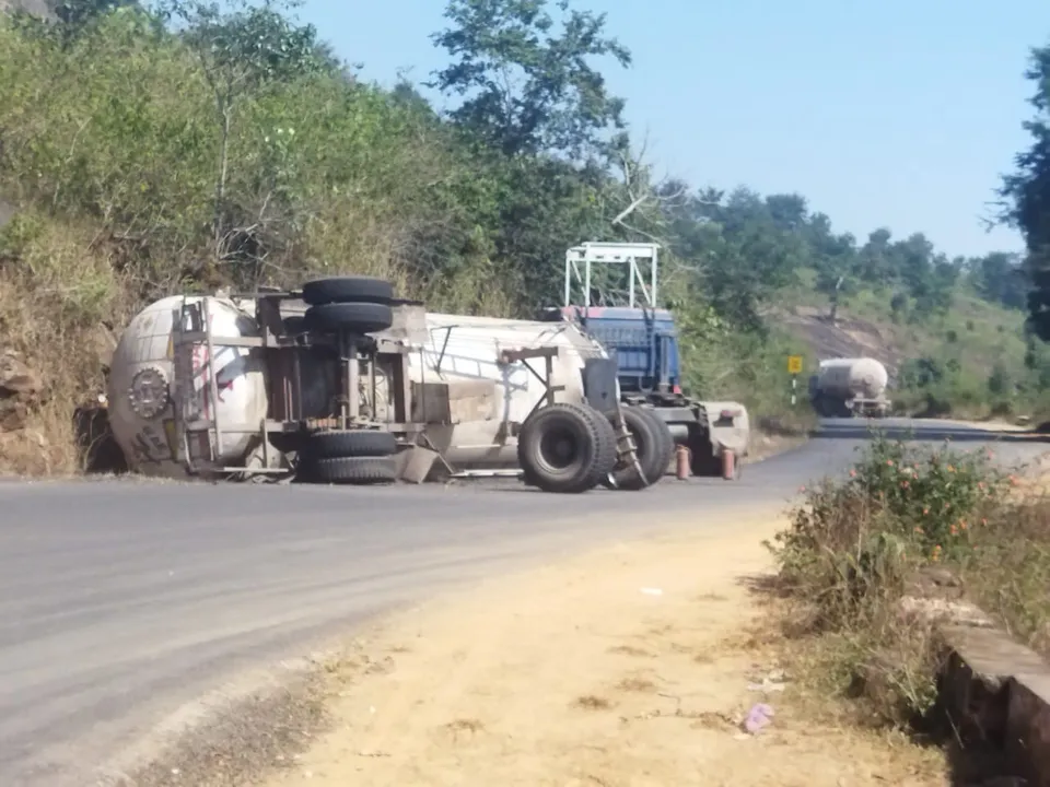  LPG leakage as tanker truck overturns on NH-26 at Sunki Ghat in Odisha's Koraput; Traffic diverted