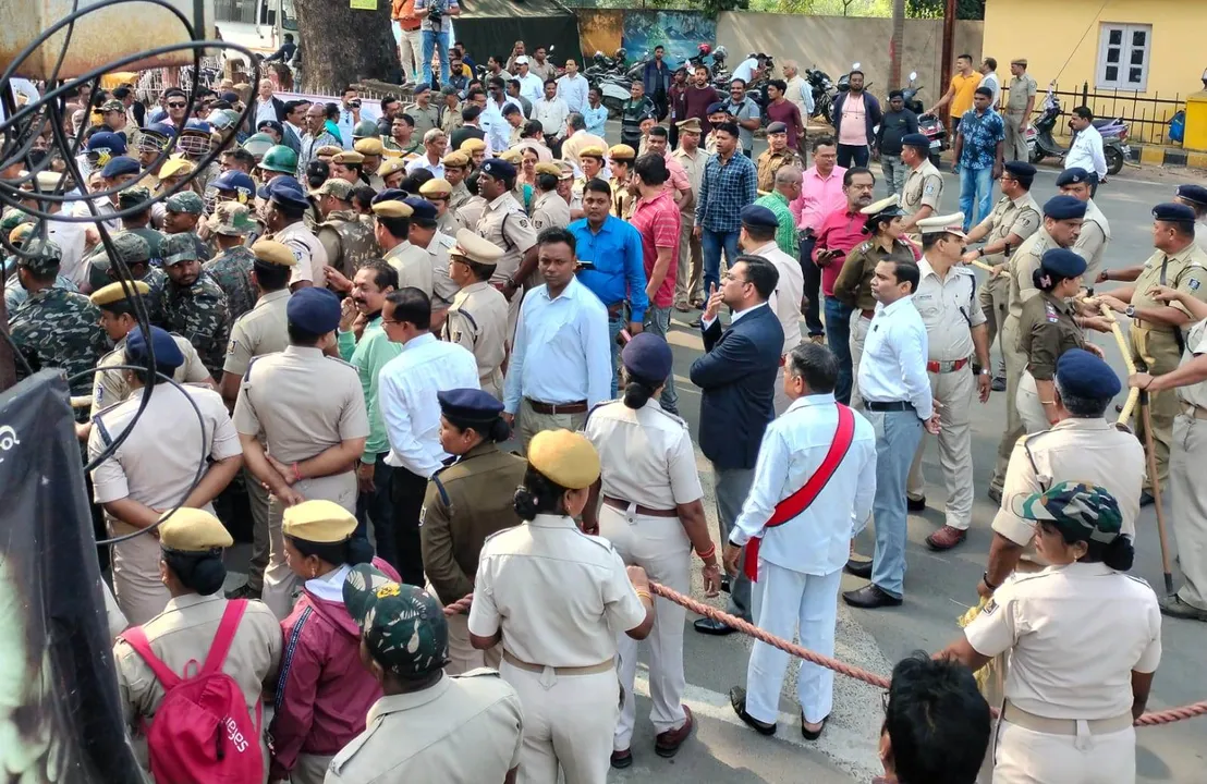  Agitating lawyers clash with police in Odisha's Sambalpur [Watch Video]