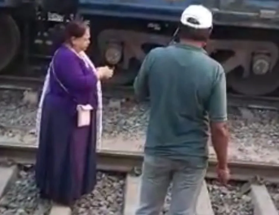  Rourkela: Woman lies in front of express train demanding confirmation of ticket