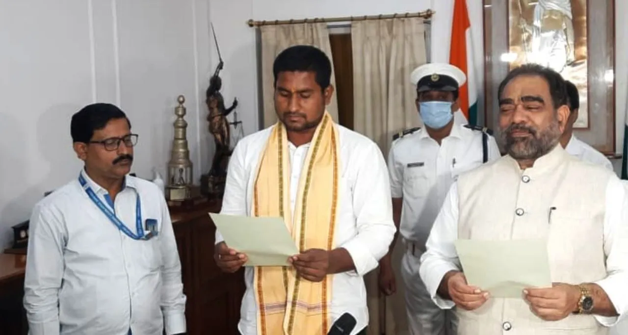  Suryabanshi Suraj takes oath as Dhamnagar MLA