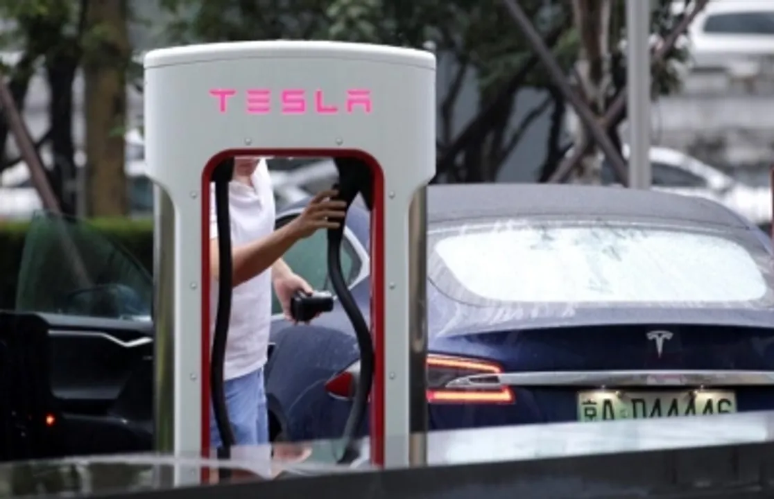  Tesla owner's video goes viral after his car couldn't charge in cold