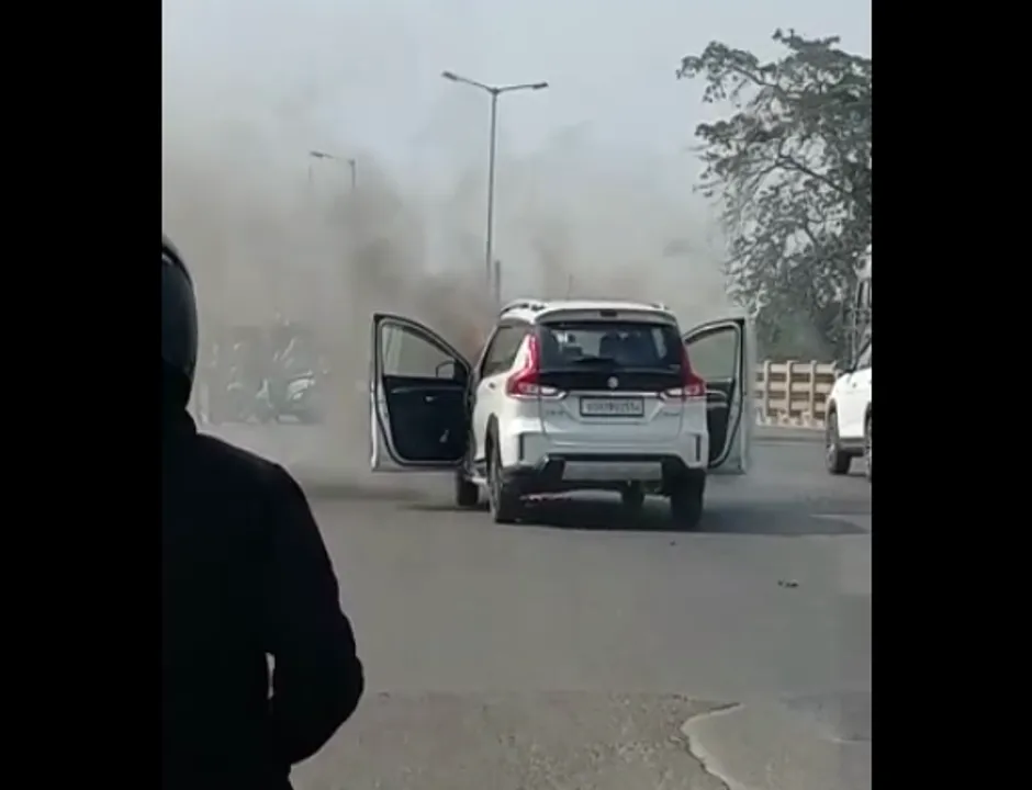  [Watch] Moving SUV catches fire on Rasulgarh flyover in Bhubaneswar