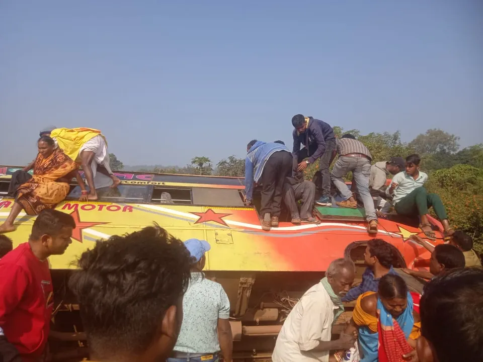 Over 10 persons hurt as passenger bus overturns in Odisha's Keonjhar