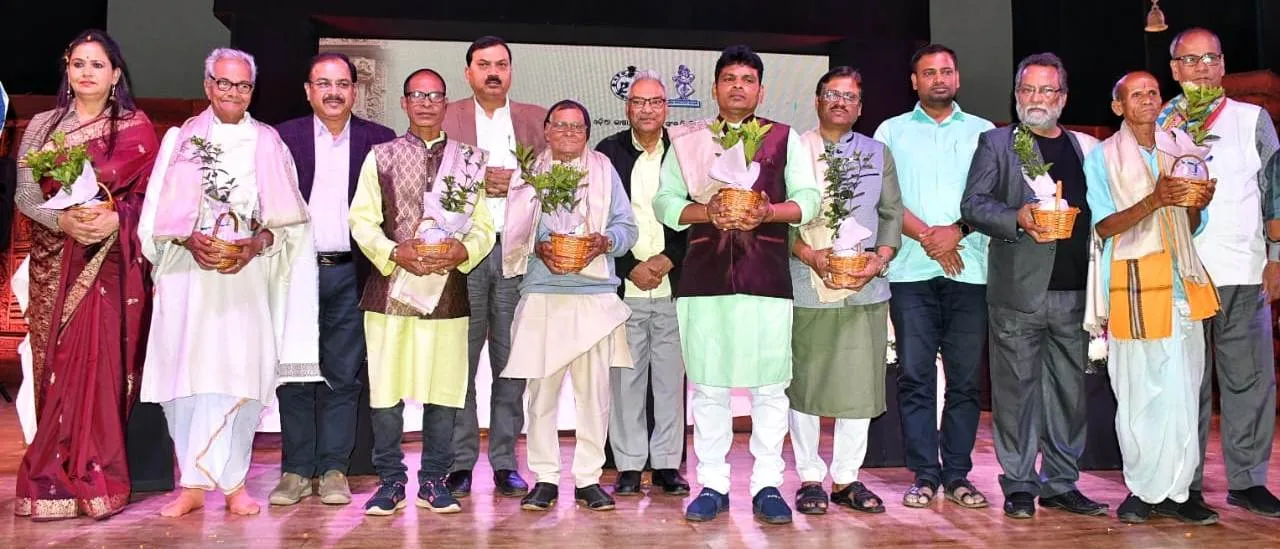  Odisha: Gopal Chandra Panda, Jagannath Behera receive Kabi Samrat Upendra Bhanja Samman