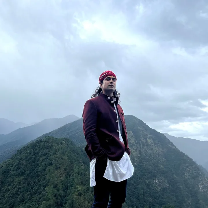  Jubin Nautiyal falls from building staircase; Elbow broken, ribs cracked