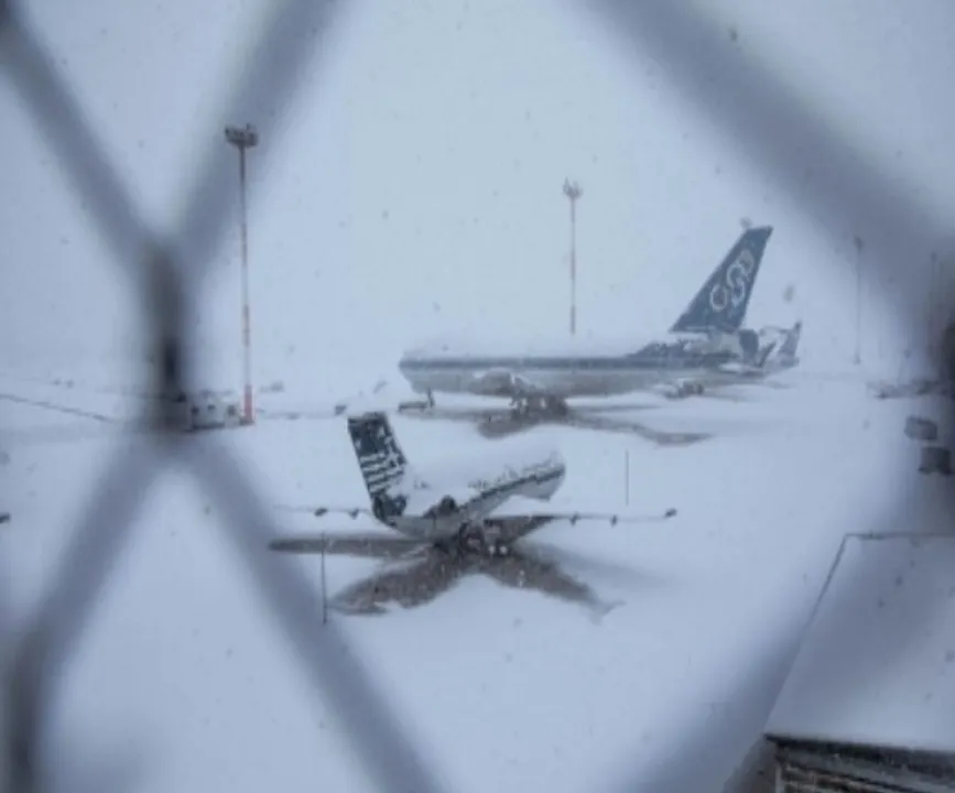  Hundreds of flights cancelled in US due to snowstorms