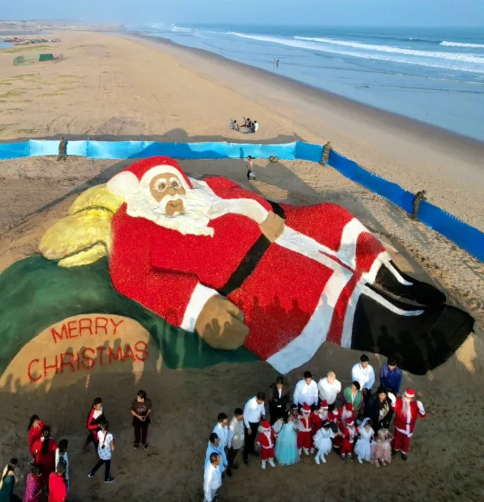  Sudarsan Pattnaik creates world's biggest tomato-sand Santa Claus at Odisha's Gopalpur beach