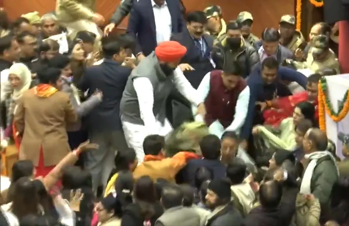  MCD begins amid ruckus as AAP, BJP clash ahead of mayoral polls