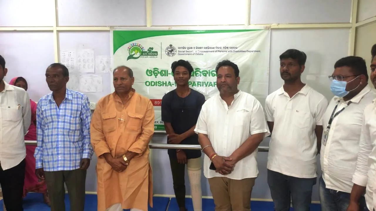  Odisha-Mo Parivar provides artificial legs, brings smiles to two differently-abled men’s face