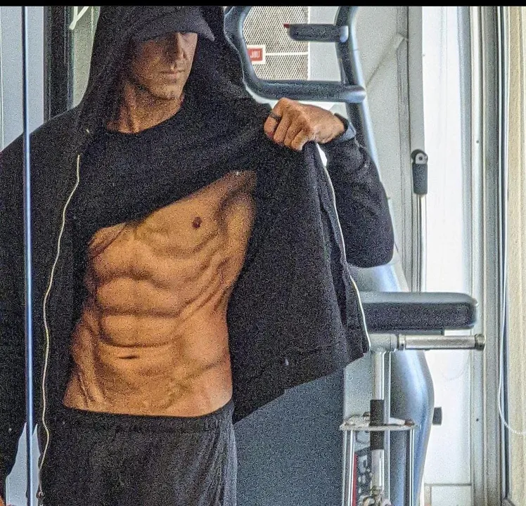 Hrithik flaunts six pack abs as he steps into 2023