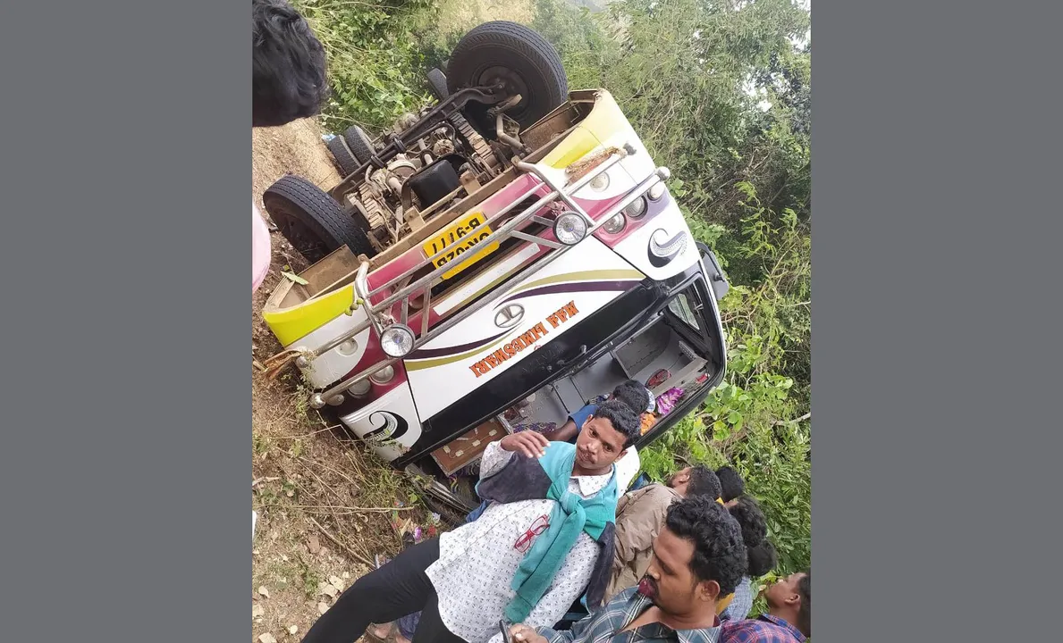  2 dead, 20 hurt as minibus overturns in Odisha’s Ganjam