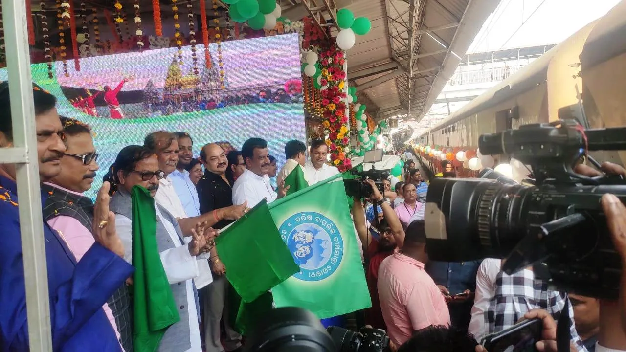  Odisha CM flags off senior citizens’ pilgrimage to Prayagraj, Varanasi