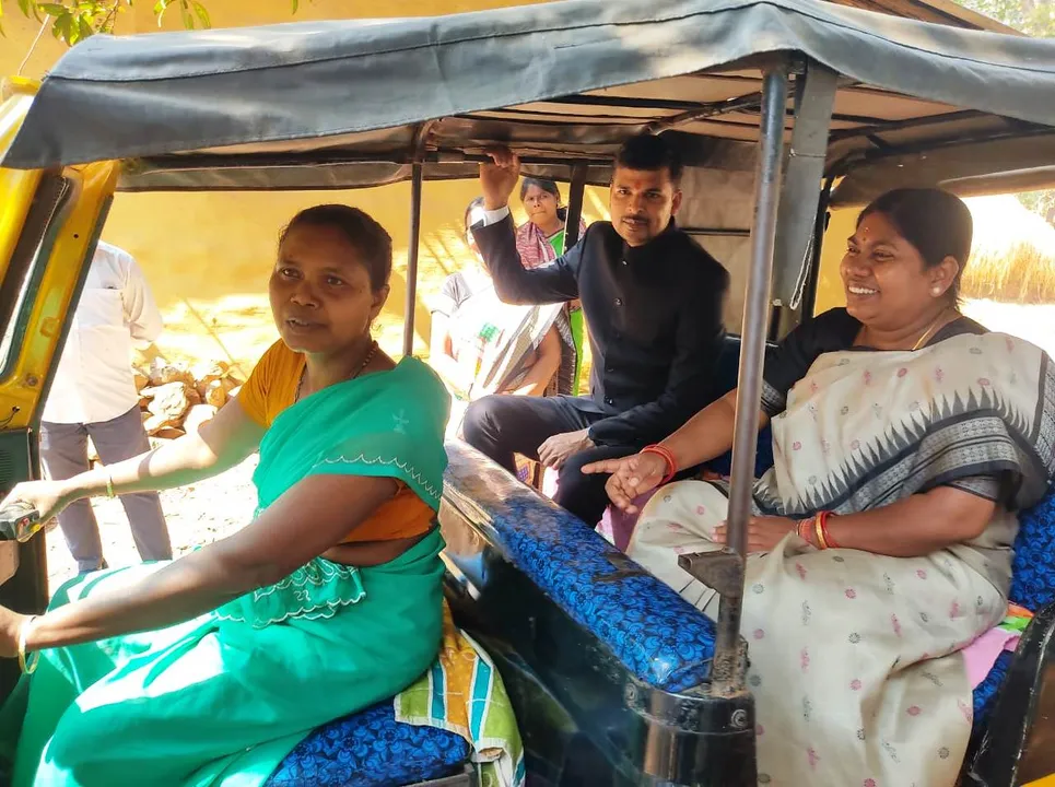  Odisha minister rides auto-rickshaw driven by woman on R-Day