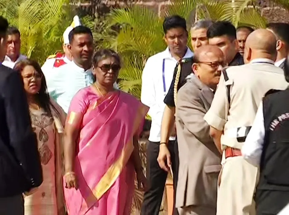  President Droupadi Murmu offers prayer at Lingaraj Temple