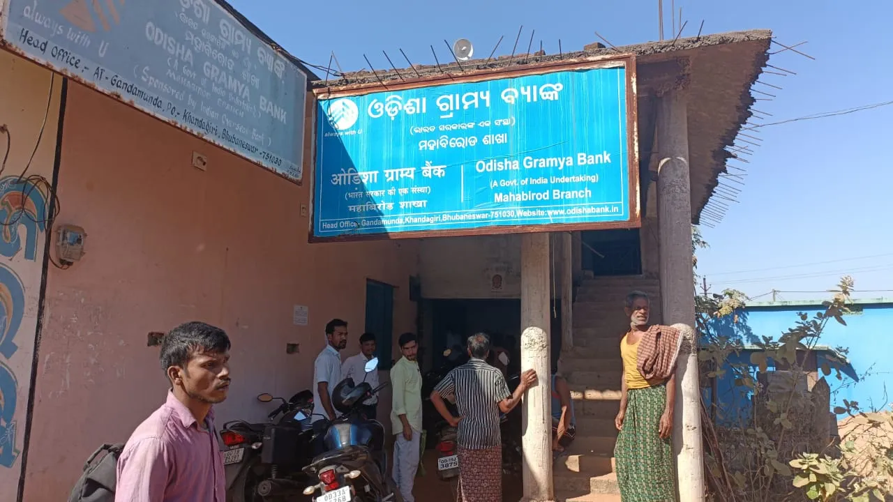  Miscreants loot cash, gold jewelries worth Rs 2.5 Cr from Odisha Gramya Bank
