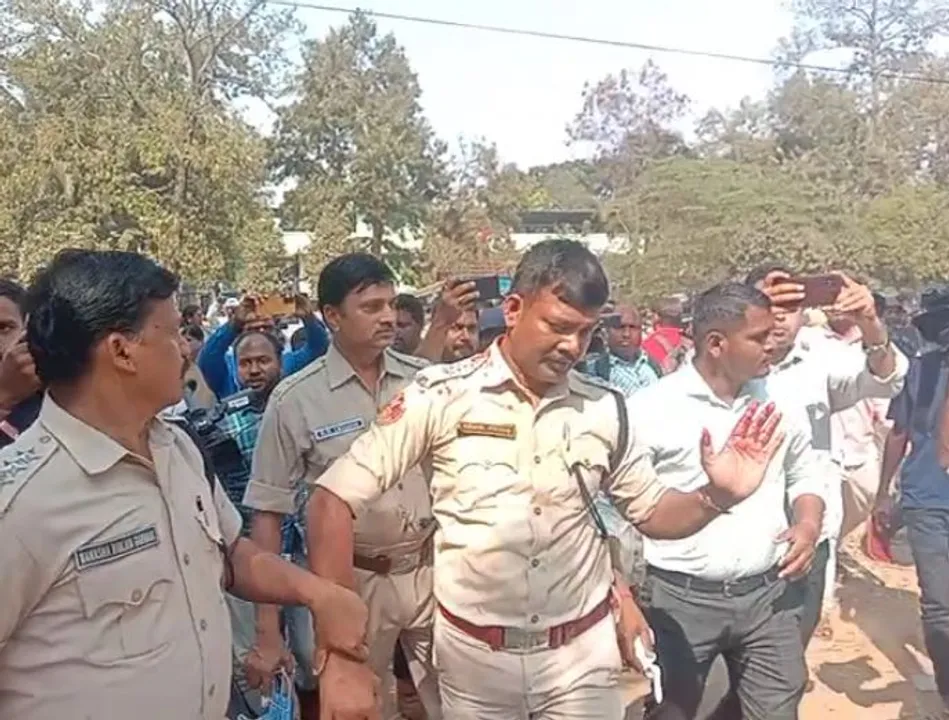  Bhubaneswar: BJP Yuva Morcha members clash with police; Cops, journalists injured