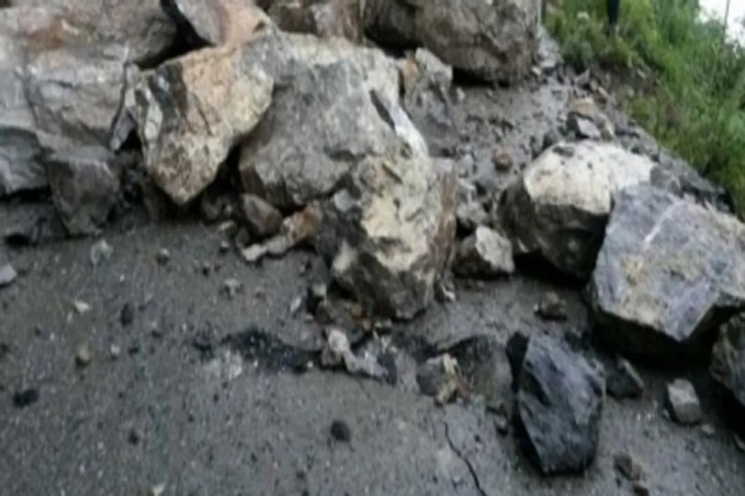  Shooting stones block Jammu-Srinagar National Highway