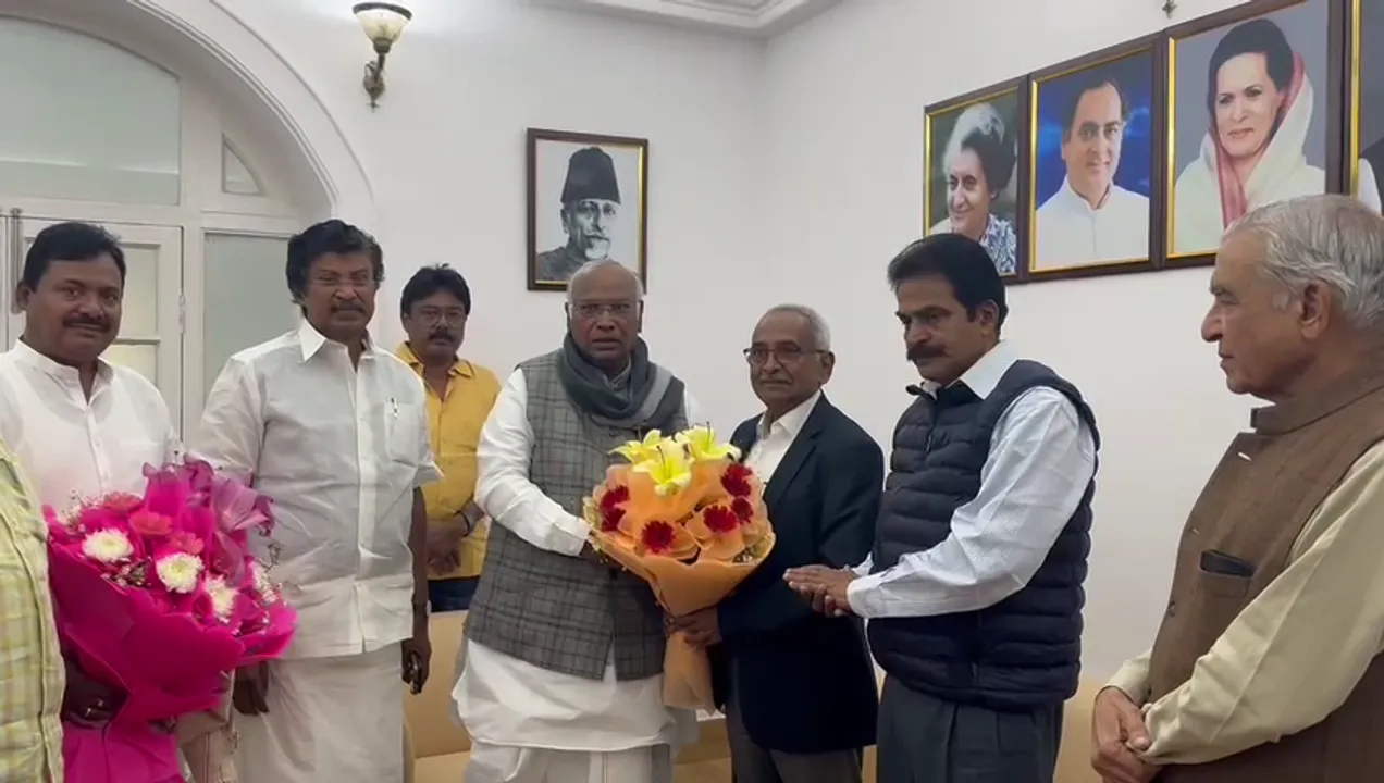  Former Odisha Chief Secy Bijay Patnaik joins Congress