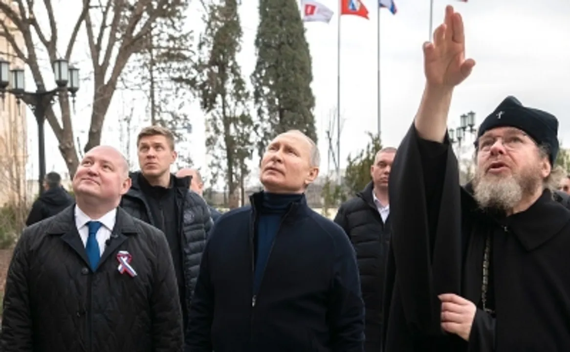  Ukraine crisis: Putin visits Russia-occupied Mariupol