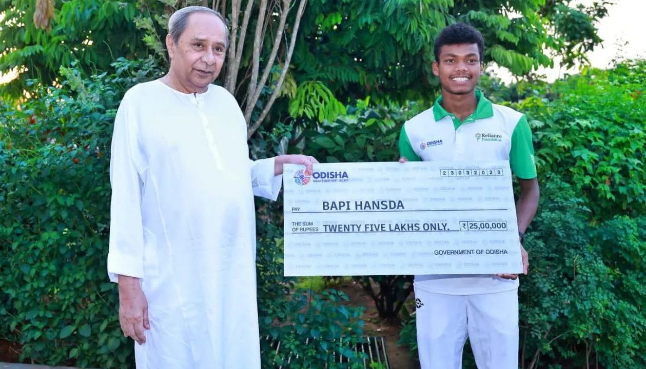 Odisha CM felicitates athlete Bapi Hansda with cash award