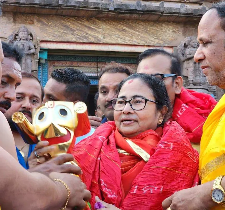  WB CM visits Puri Jagannath temple, terms scheduled meeting with Odisha CM courtesy call