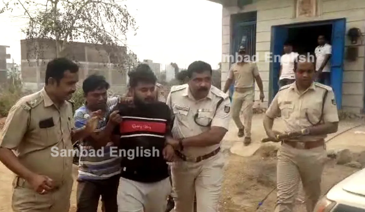  Miscreants hurl crude bombs at police team during raid, 5 detained