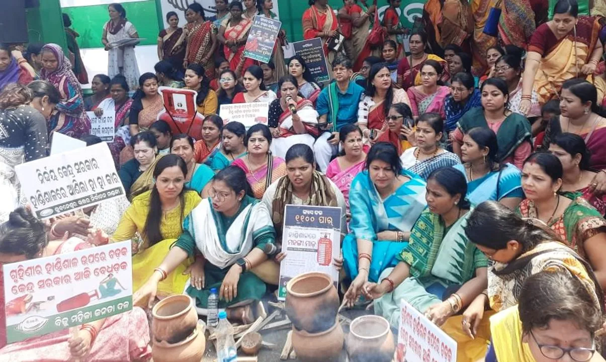  BJD Mahila Morcha protests LPG price hike by lighting chullah in Bhubaneswar