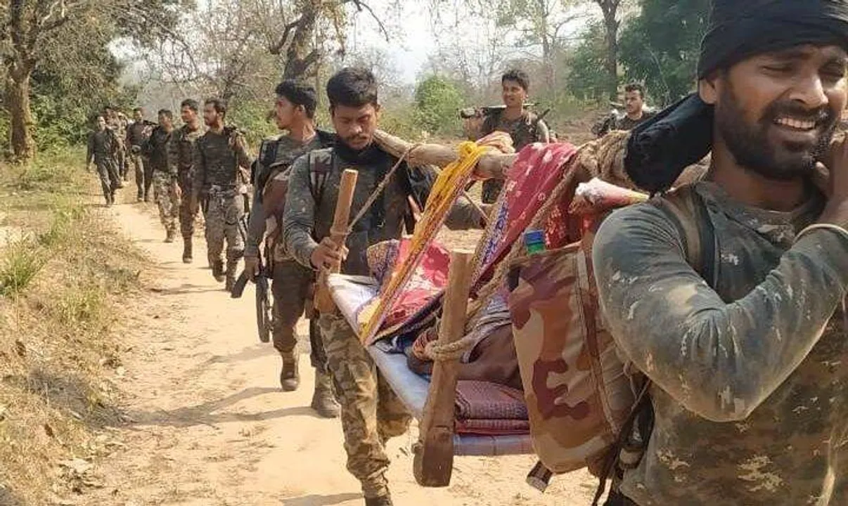  Odisha: SOG jawans carry ailing woman on cot to admit her in hospital