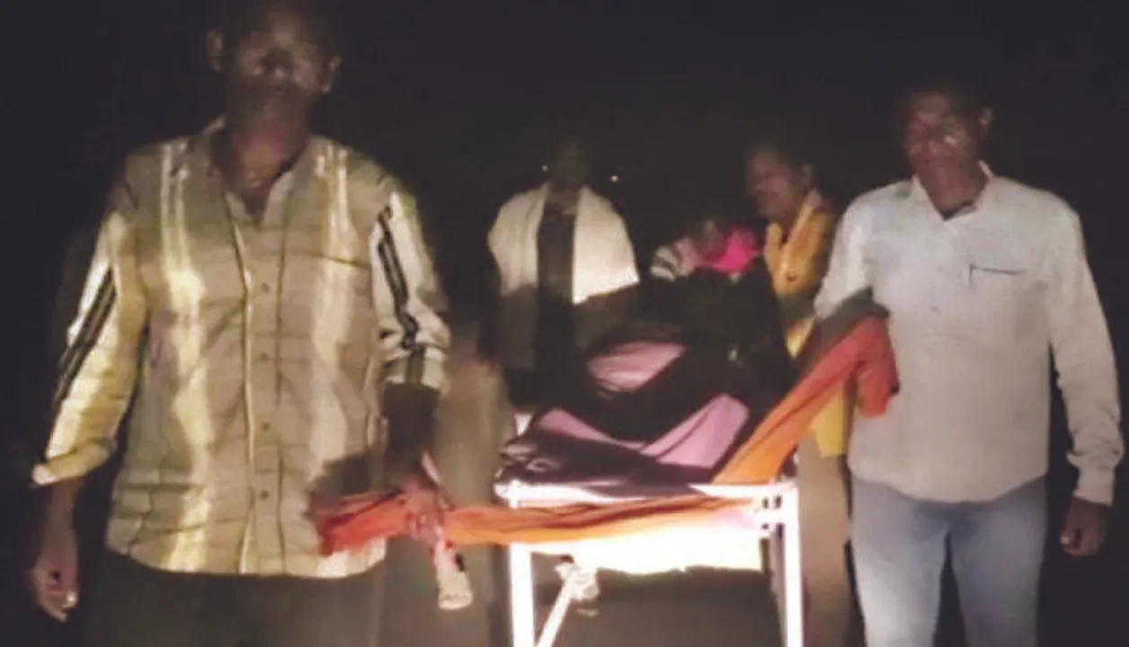  Sans Mahaprayan vehicle, family carries woman's body on a stretcher  for 8 km in Odisha's Nuapada